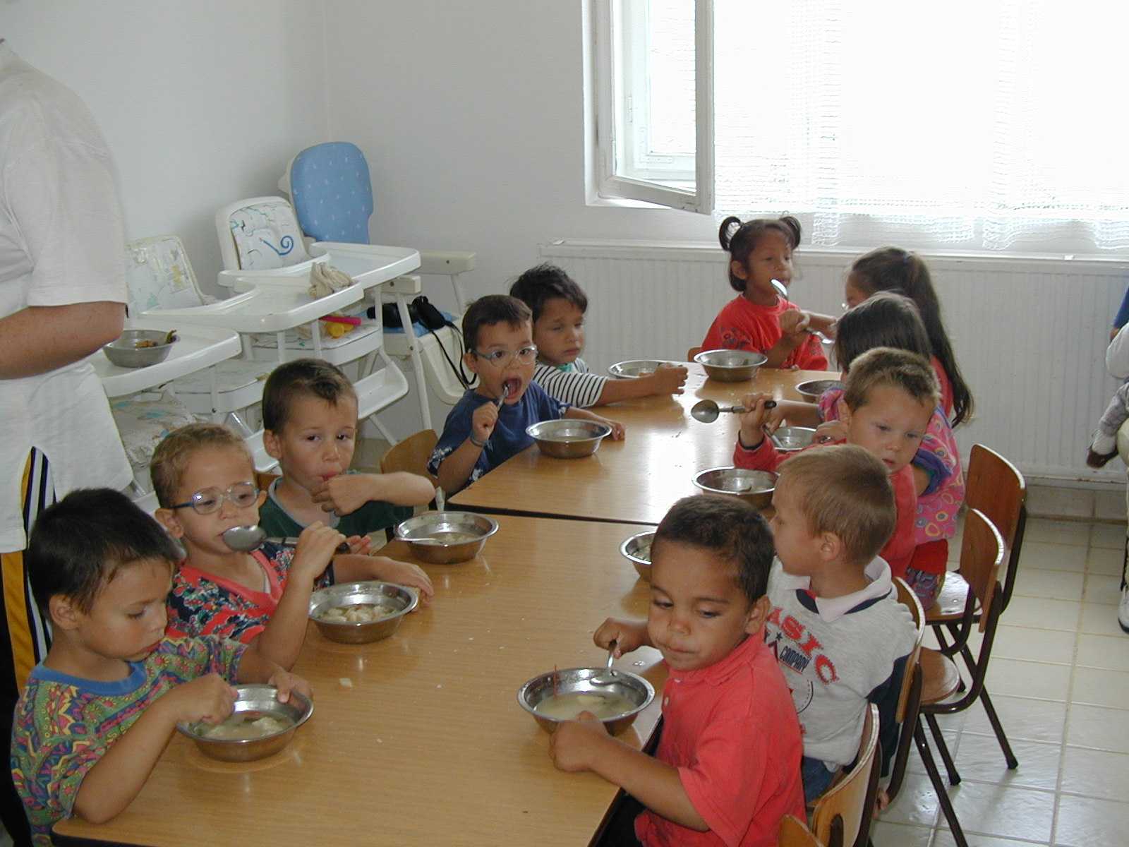 Children eating at Bistritia.